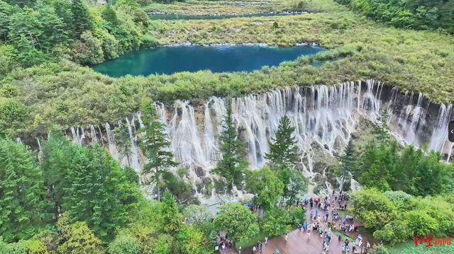 一天4萬(wàn)游客,卻無(wú)&ldquo;人從眾&rdquo;!國(guó)慶九寨溝另類(lèi)出圈,游客為何感到&ldquo;不堵&rdquo;?