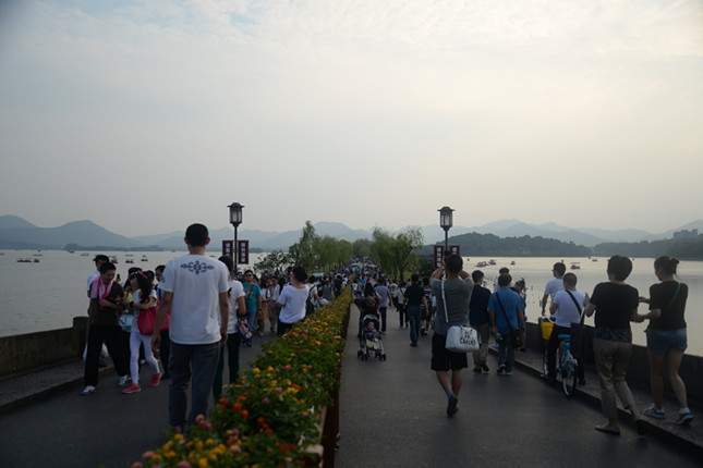 杭州釋放文旅消費(fèi)新動(dòng)能 公共交通限時(shí)免費(fèi)，景區(qū)公園迎惠民禮包